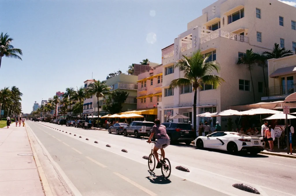 Ciclista en una calle de Miami Beach