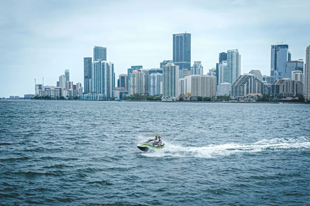 Moto acuática en la Bahía de Biscayne con el horizonte de Miami
