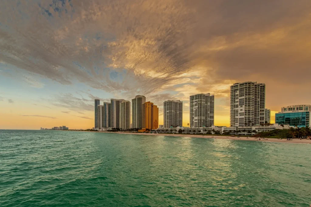 Torres de condominios frente al agua en el sur de Florida