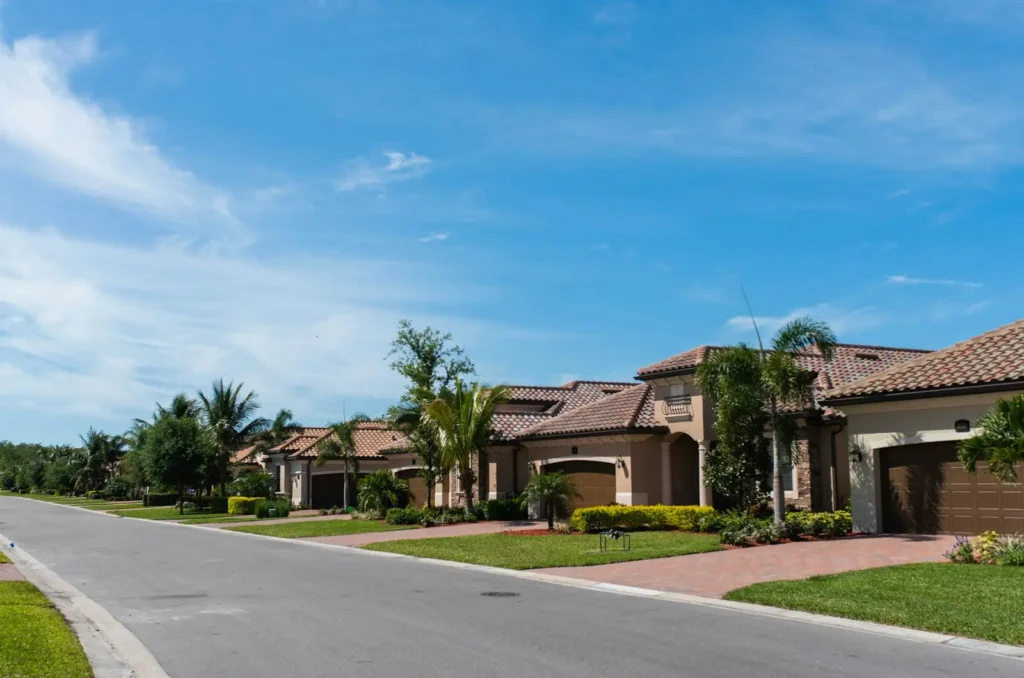 Casas en una calle residencial del sur de Florida