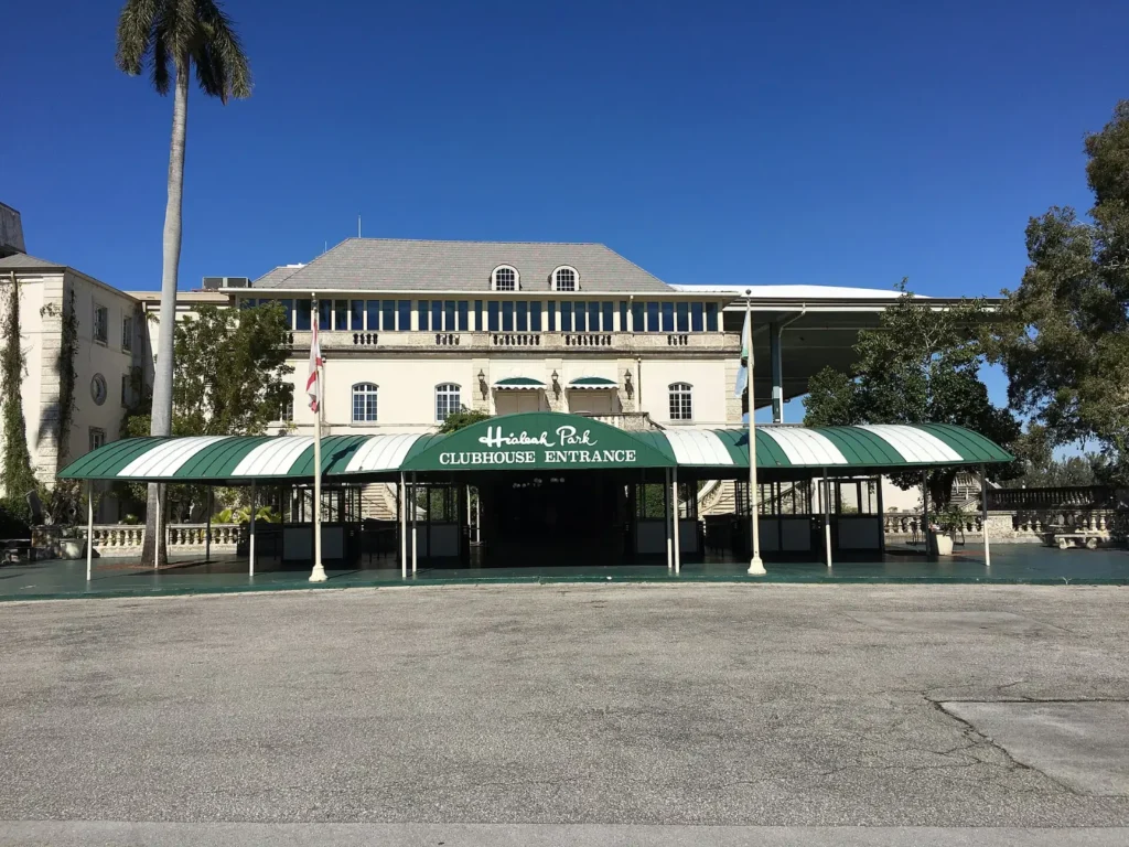 Entrada del hipódromo Hialeah Park en Hialeah, Florida