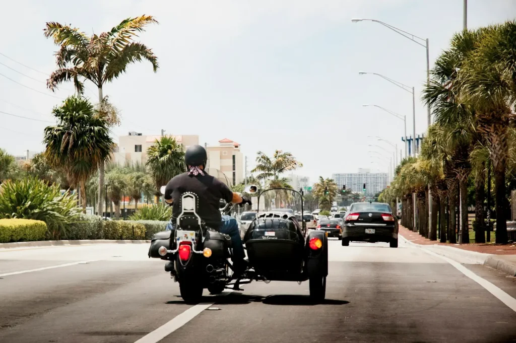 Motociclista en una calle de Miami