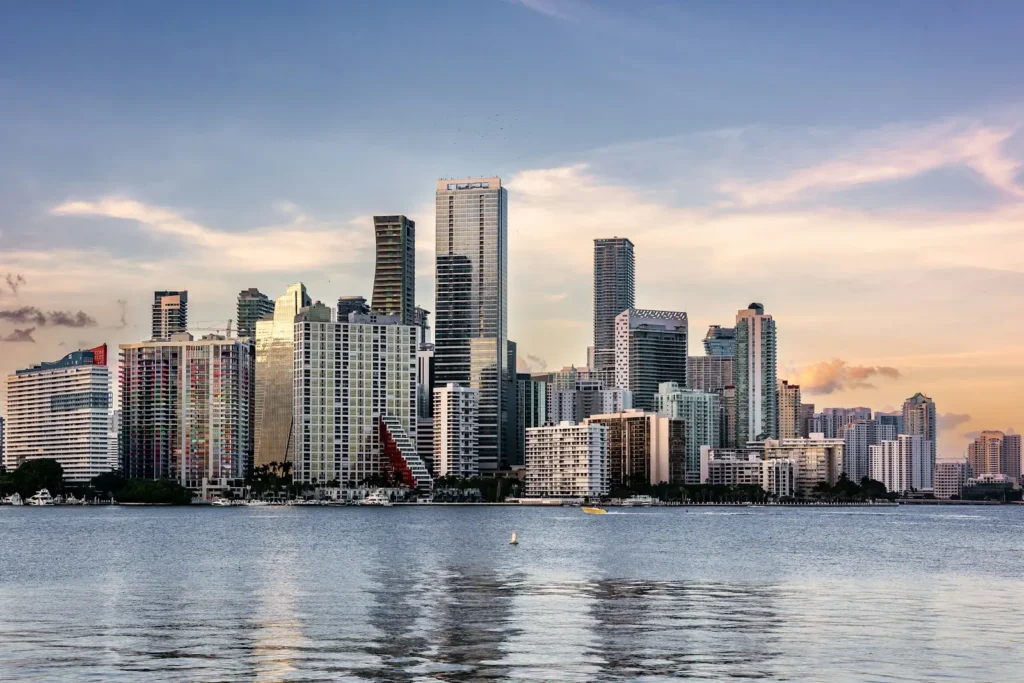 Vista del centro de Miami desde la Bahía de Biscayne