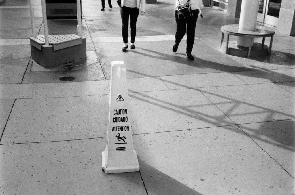 Letrero de precaución en un pasillo