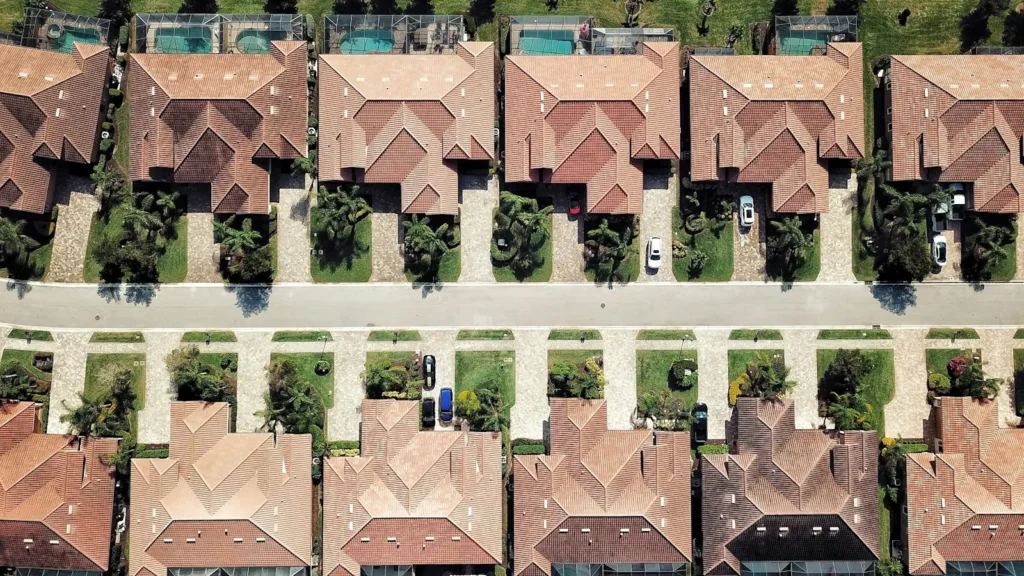Vista aérea de techos de casas en el sur de Florida