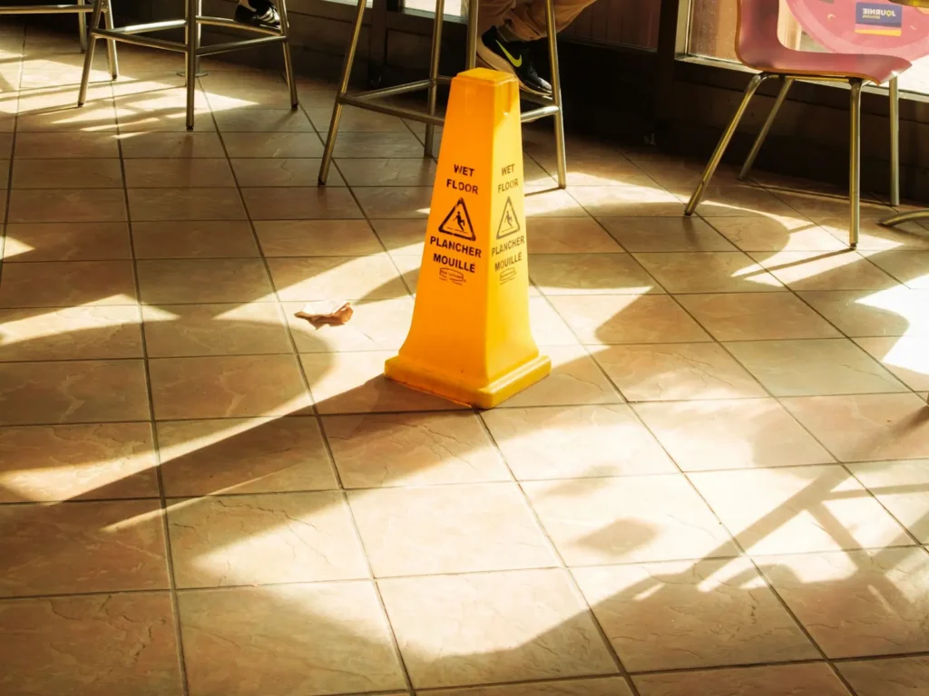 Letrero de piso mojado