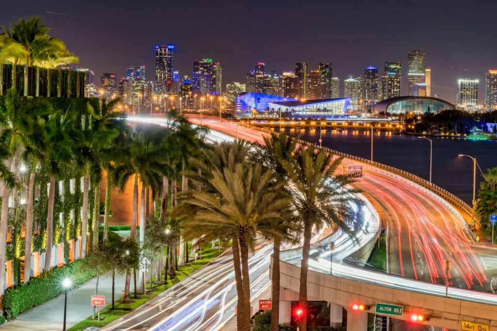 Tráfico nocturno y el horizonte de Miami