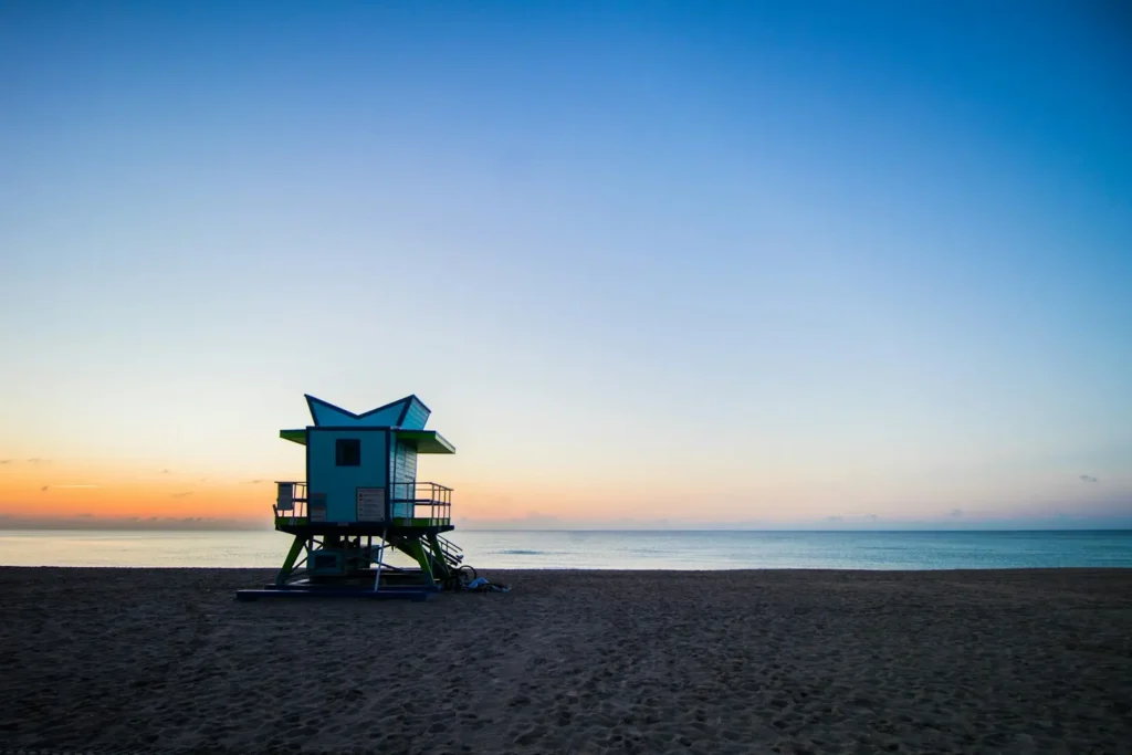 Torre de salvavidas en Miami Beach al amanecer
