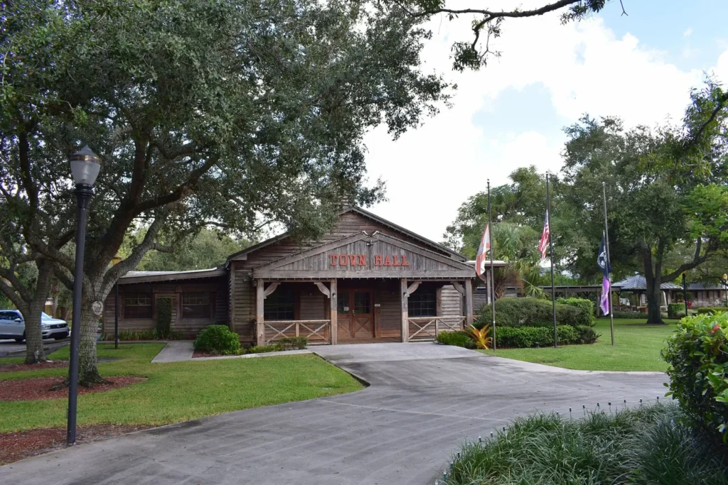 Ayuntamiento de Davie, un edificio de estilo del oeste en Davie, Florida