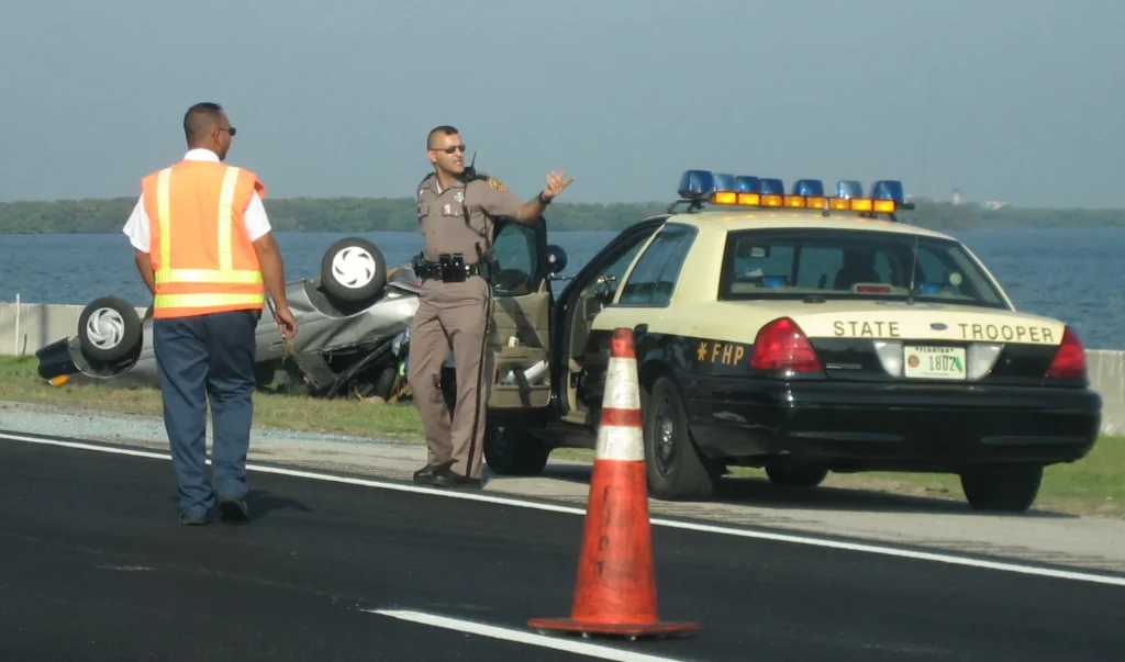 Reporte de accidente en Florida: un agente de la Patrulla de Carreteras de Florida en el lugar de un choque