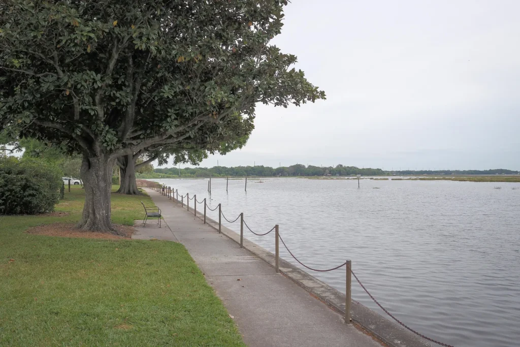 Lakefront Park junto al lago Tohopekaliga en Kissimmee, Florida