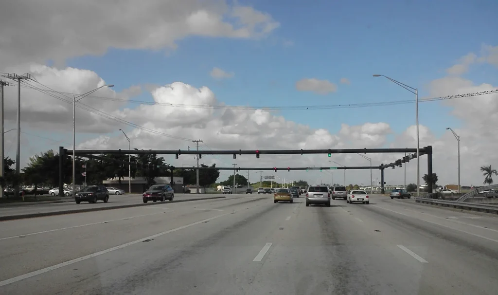 Semáforos sobre University Drive en Pembroke Road, en el límite entre Pembroke Pines y Miramar, condado de Broward, Florida