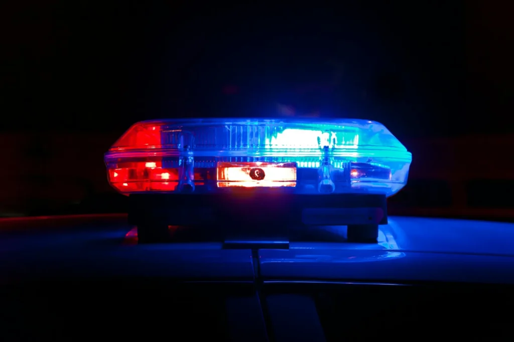 Cómo reportar un accidente de carro en Florida: un conductor fotografía los daños mientras la otra llama a la policía