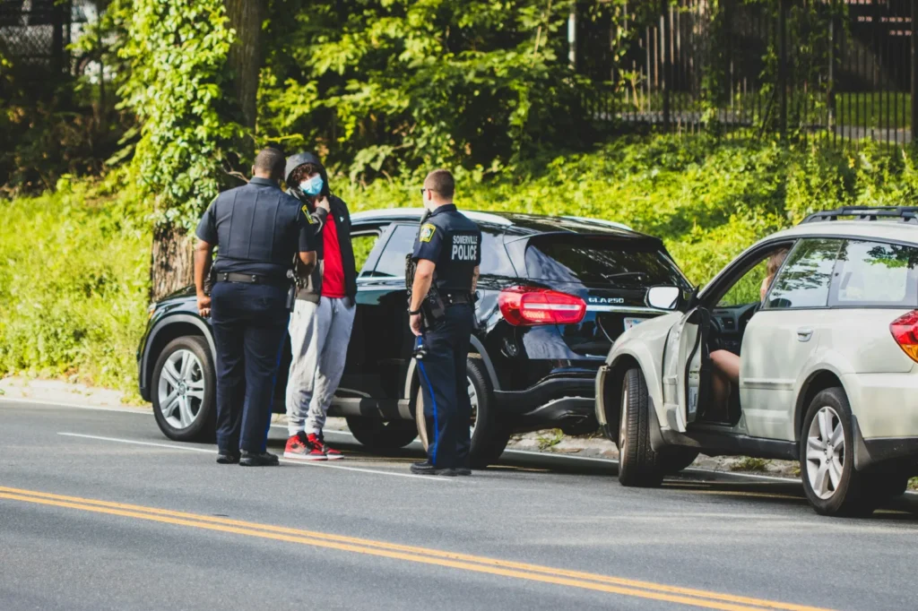 Cómo reportar un accidente de carro en Florida: la policía habla con un conductor en el lugar del choque