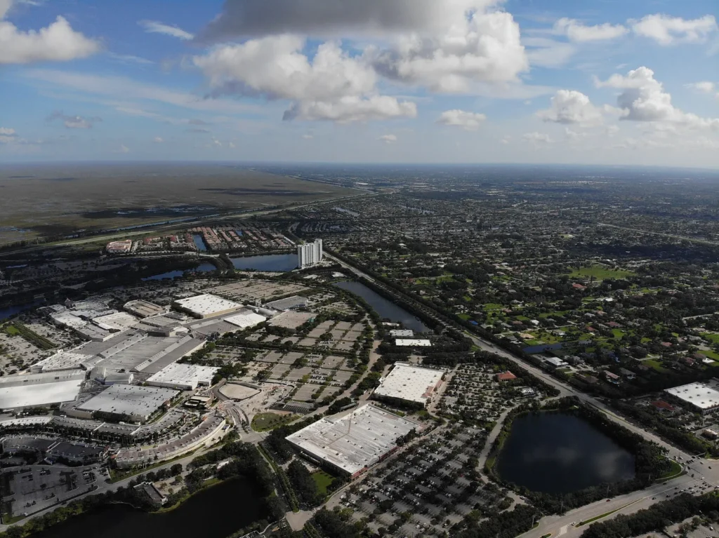 Vista aérea de Sawgrass Mills y vecindarios de Sunrise, Florida