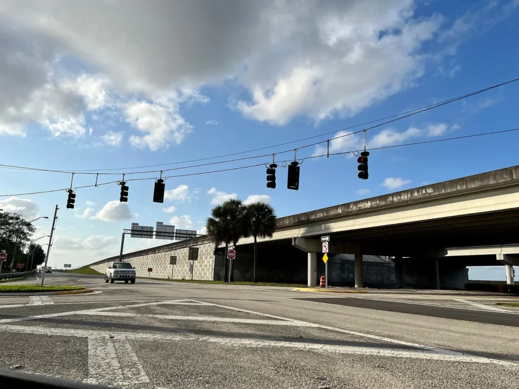 Semáforos en Bonaventure Boulevard y la State Road 84 debajo de la I-75 en Weston, Florida